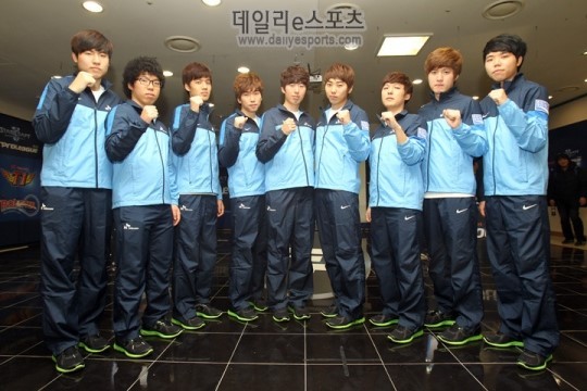 LOL官推发问：若23JDG与24GEN同处巅峰，谁会获胜？