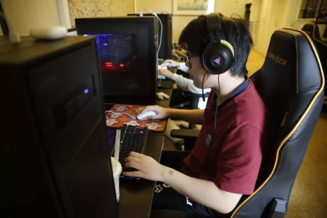 BLG赛后返图：Bin喜笑颜开 脸部馒化略微严重 ELK热情挥手