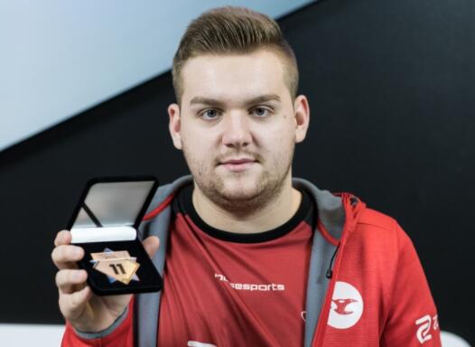 LPL主持余霜晒欧洲杯返图：这男主剧本给卢卡库拿到了！