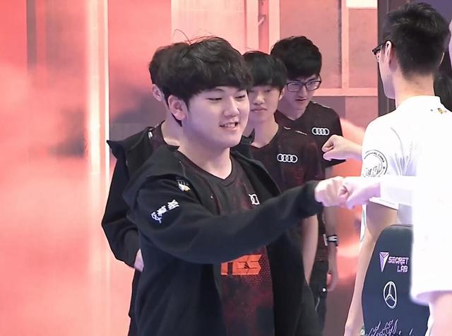 第十个冠军！当之无愧的LEC之王 同时，G2也成为全球第一支锁定2023年MSI名额的队伍 Caps获得本次冬季赛决赛FMVP